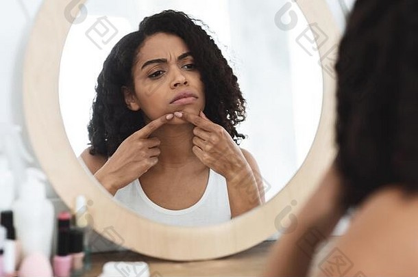 问题皮肤概念非洲美国女孩镜子触碰丘疹