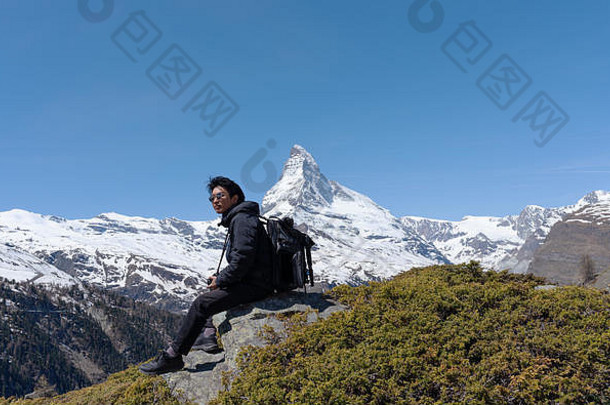 男人。背包坐着岩石马特洪峰山视图瑞士