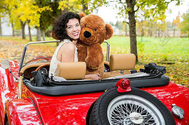 微笑女人熊玩具复古的车