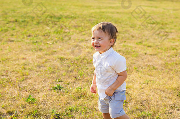 肖像微笑快乐婴儿男孩自然背景夏天