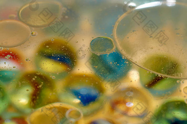 浮动水摘要色彩斑斓的黄色的石油滴