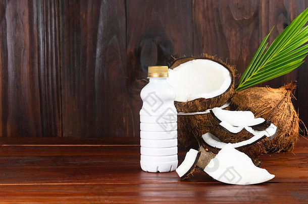 椰子牛奶瓶椰子一半椰子块叶木表格