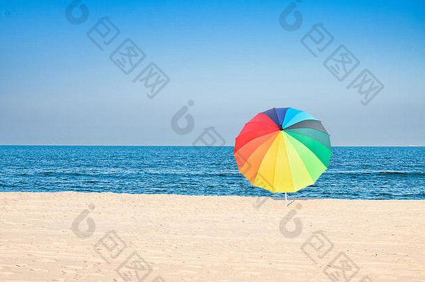 夏天假期彩色的伞海滩热带天堂白色沙子蓝色的天空