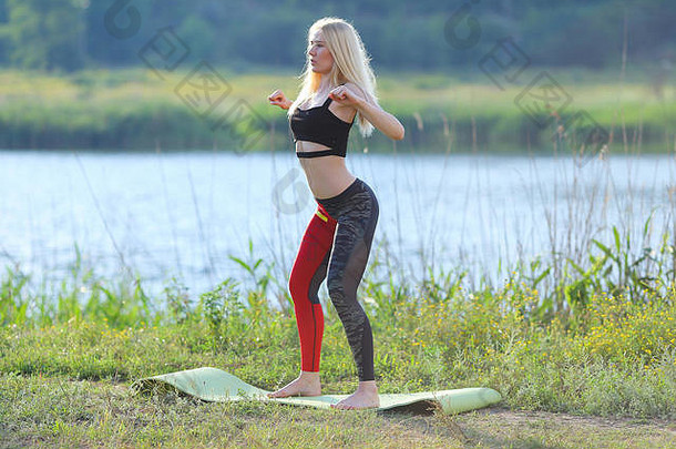 年轻的美丽的女人下蹲显示结果新闻胃锻炼培训穿前
