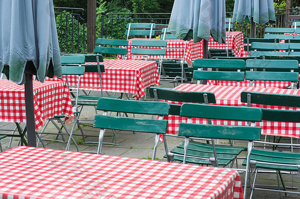 酒馆餐厅表红色的网纹蒂斯德克椅子