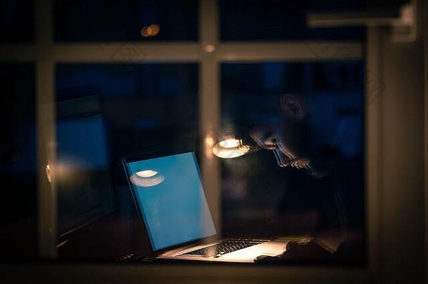 人工作晚上电脑移动首页反射窗口