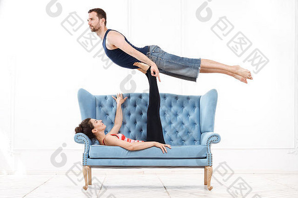 美丽的年轻的夫妇练习杂技<strong>瑜伽</strong>