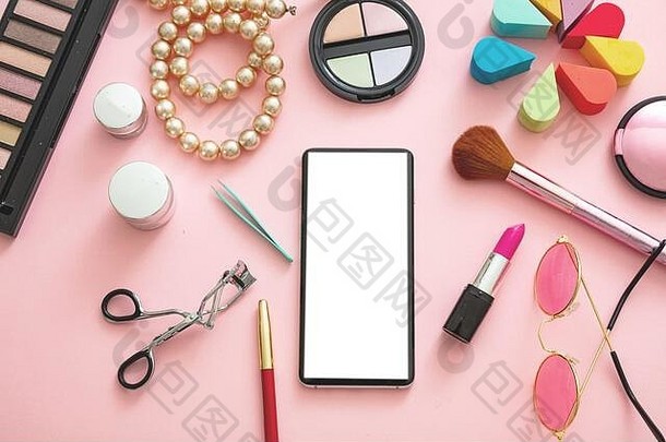 女人配件智能手机空白白色屏幕粉红色的颜色背景平躺前视图时尚博主工作空间复制空间