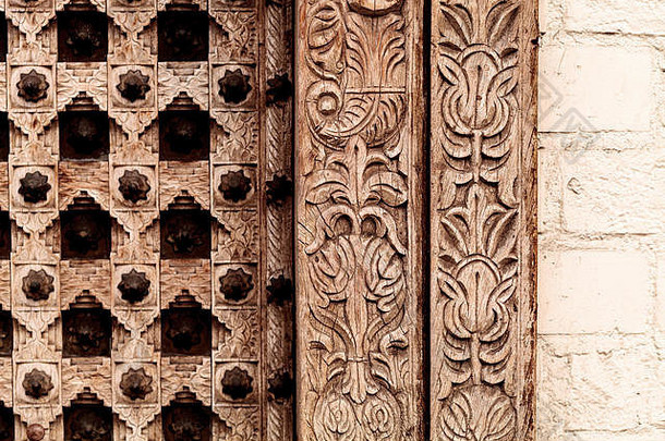 摩洛哥古董木纹理通过背景铁环螺栓