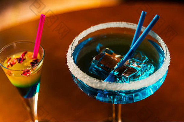美味的色彩斑斓的饮料基于醇糖浆利口酒独特的效果调酒师工作聚会，派对晚上