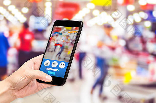 手持有移动电话增强现实应用程序促销活动出售<strong>超市</strong>商店数字生活方式技术概念