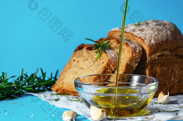 橄榄石<strong>油</strong>pourin飞<strong>碟</strong>关闭面包草本植物烤肉地中海厨房概念健康的吃习惯转基因生物免费的