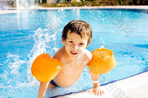可爱的真正的男孩游泳池关闭微笑生活方式人概念