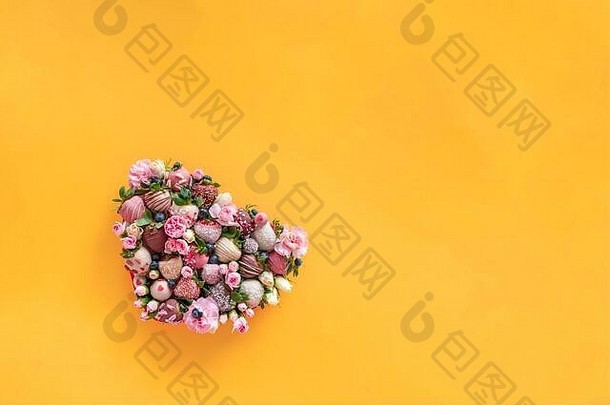 心形状的盒子手工制作的草莓巧克力花现在情人节一天橙色背景免费的空间文本