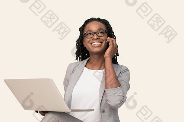 非洲式发型业务女人会说话的电话移动PC白色背景