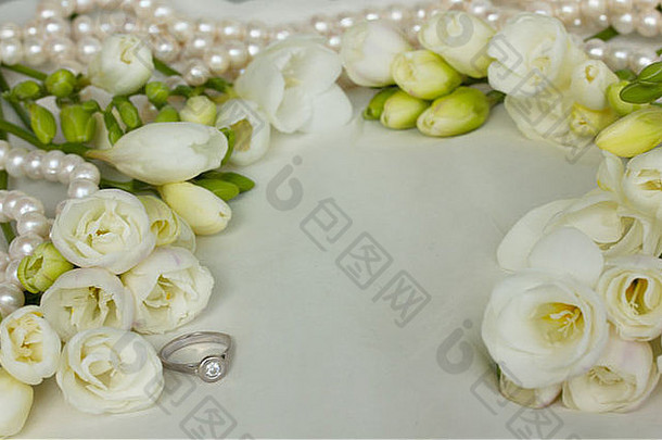 白色小苍兰珍珠婚礼环白色丝绸背景