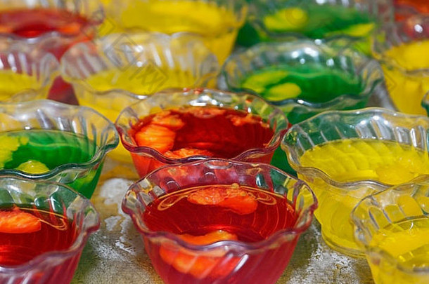 色彩斑斓的果冻甜点塑料碗