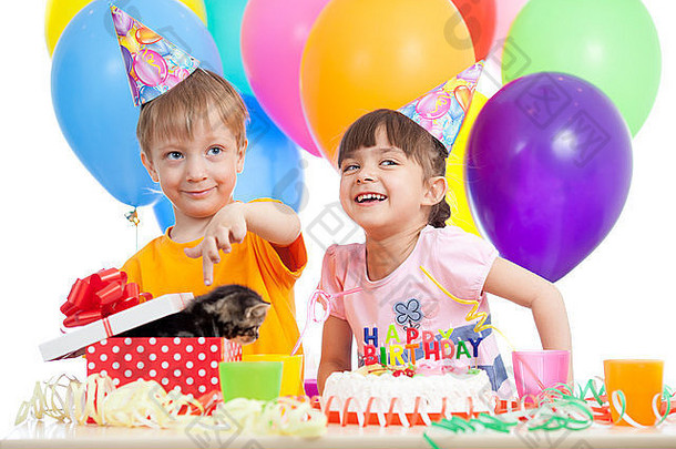 快乐孩子们庆祝生日聚会，派对开放礼物盒子