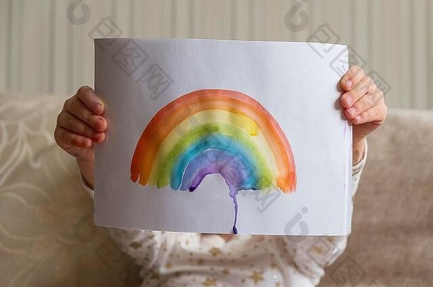 孩子绘画彩虹科维德检疫首页女孩持有adrawing彩虹保持首页社会媒体运动冠状病毒