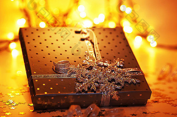 金礼物盒子圣诞节点缀冬天假期装饰模糊散景树灯节日目前雪花