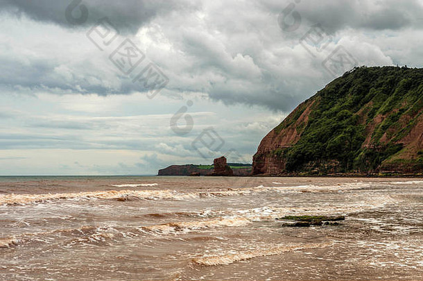 伟大的英国海岸线描绘美丽的侏罗纪海岸sidmouth德文郡狂风暴雨的夏天一天大哨男人。神包岩石