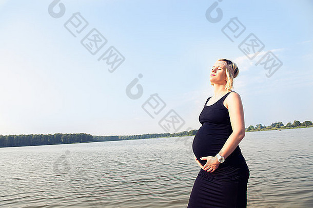 肖像年轻的美丽的怀孕了女人海滩