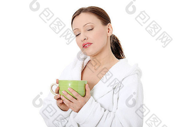 特写镜头快乐成熟的夫人浴袍喝杯子孤立的白色背景