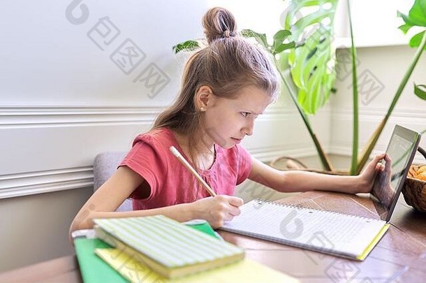 女孩孩子研究首页数字平板电脑