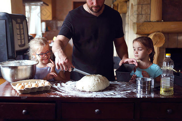 父亲助手孩子们烹饪自制的面包父亲