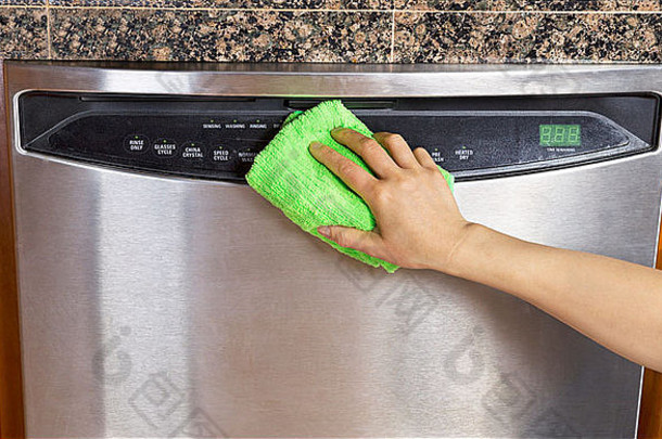 女手擦拭前面部分不锈钢钢洗碗机超细纤维毛巾