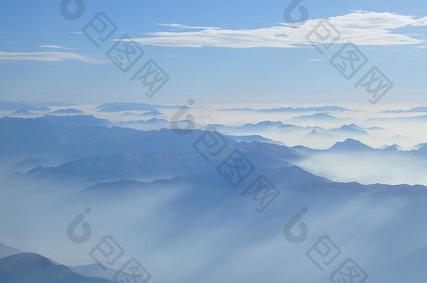 多雾的早....意大利阿尔卑斯山脉山山范围轮廓