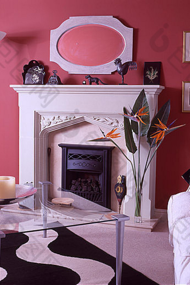 玻璃咖啡表格黑色的白色摘要有图案的地毯明亮的粉红色的年代生活房间白色壁炉沙发