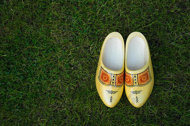 传统的荷兰木鞋木底鞋绿色草背景