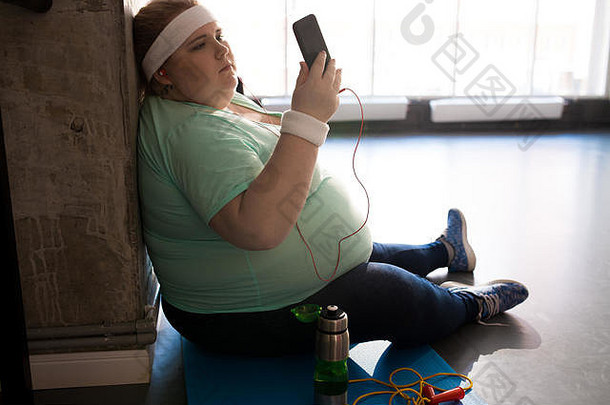 脂肪女人智能手机锻炼