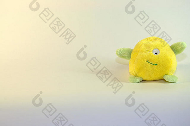 小软孩子们的玩具描绘小柠檬眨眼眼睛图片特写镜头白色背景