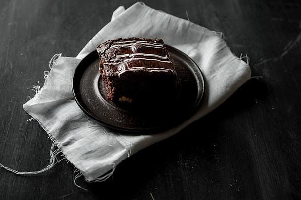 甜蜜的巧克力巧克力蛋糕咖啡奶油黑暗乡村木表格