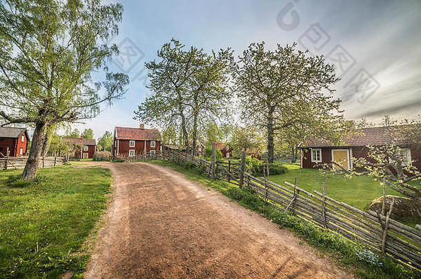 小路别墅传统的圆杆栅栏农村景观村斯滕乔斯马兰瑞典斯堪的那维亚