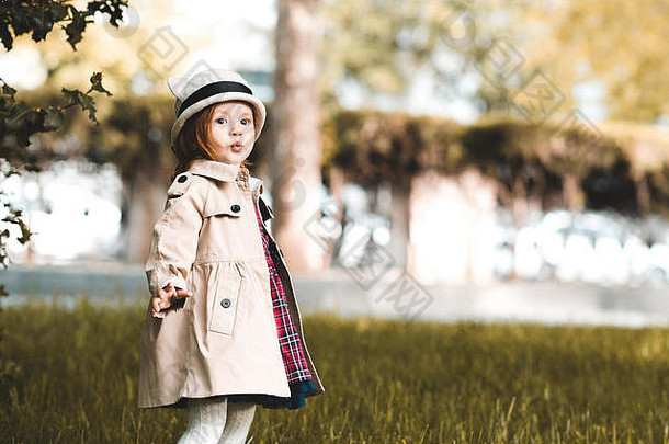 有趣的婴儿女孩一年穿时尚的沟走公园特写镜头童年