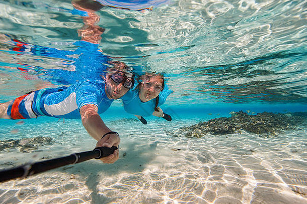 水下照片夫妇浮潜海洋使自拍坚持