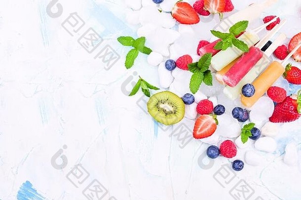 自制的草莓冰棍冰各种各样的浆果薄荷夏天健康的吃概念复制空间水果冰口味