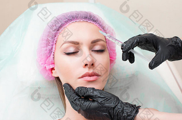 化妆品治疗特写镜头美容师手面部皮肤提升注射女人的脸女关闭眼睛接收美biorevital