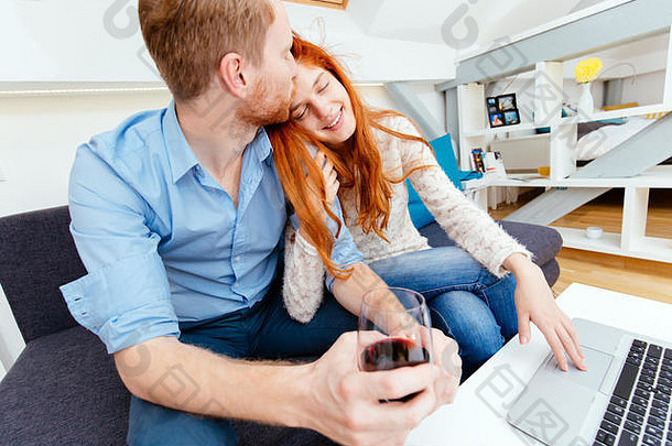 夫妇做互联网坐着沙发上美丽的生活房间