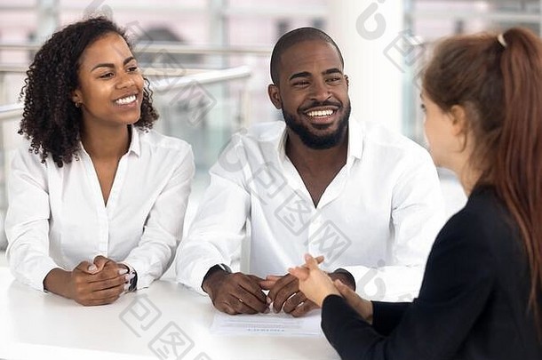 快乐黑色的夫妇说话咨询房地产经纪人办公室