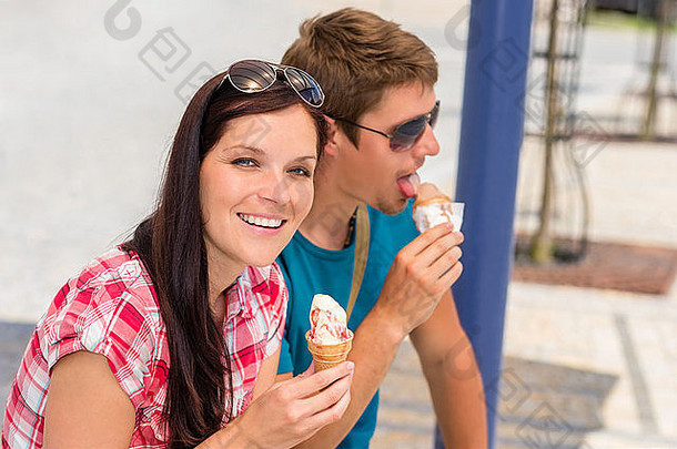 年轻的夫妇舔甜蜜的冰奶油夏天一天