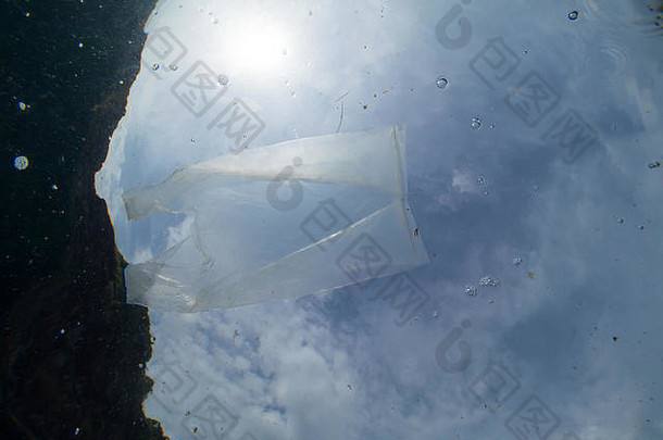 塑料袋浮动海关闭表面拍摄太阳云背景