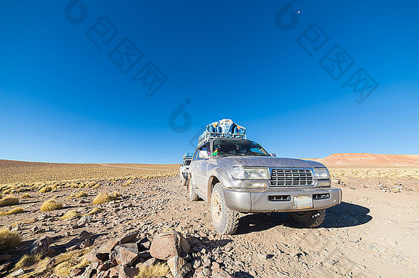 车辆采取游客Desertic高地安第斯山脉玻利维亚roadtrip世界著名的乌尤尼盐平