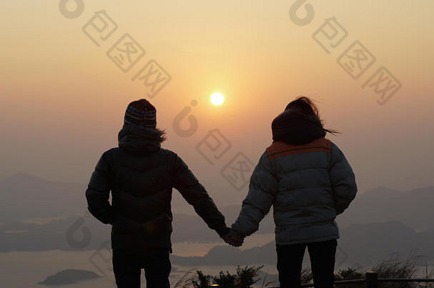 快乐夫妇发现背光场景一天手手日出一年度蜜月徒步旅行峰海景景观漂亮的东西或人