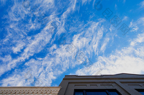 卷云云深蓝色的天空砖建筑