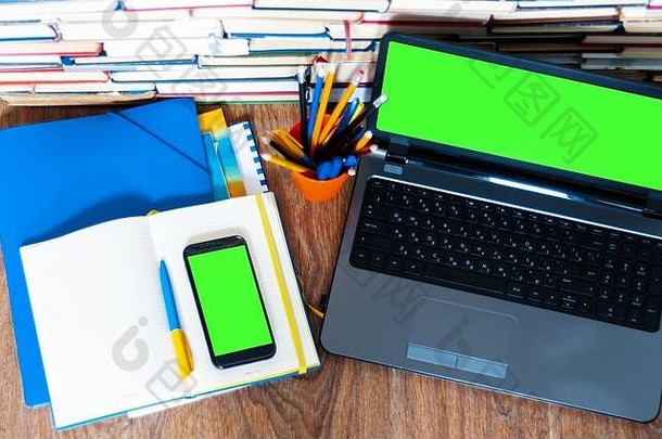 教科书笔记本绿色屏幕移动电话智能手机绿色屏幕laptope堆栈书工作首页距离教育背景保持