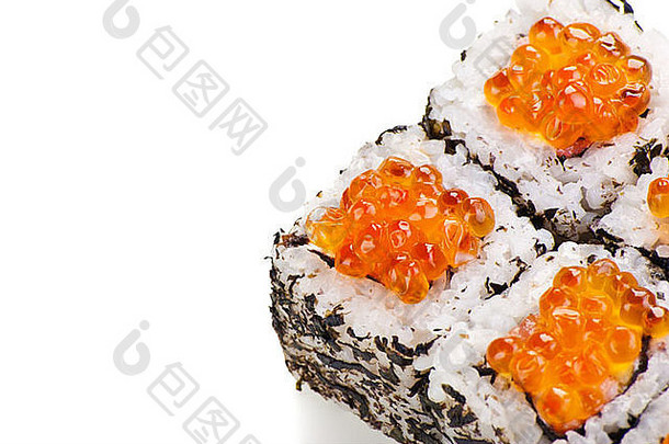 传统的日本寿司鱼子酱白色背景